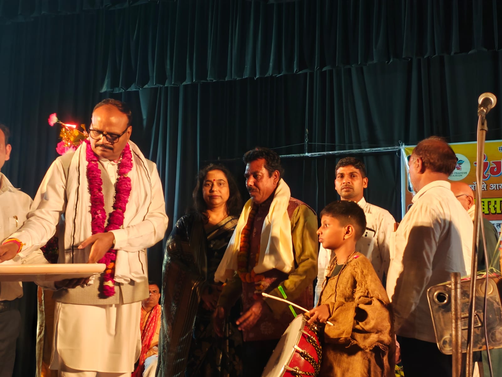 Ghonga Basant Sammelan 2026, Lucknow funny event news, Rahul Gandhi Dhainchu award, Kangana Ranaut Brijesh Pathak marriage event, Rangbharati Lucknow event, April Fool event India, Donald Trump award news, लखनऊ हास्य सम्मेलन, घोंघाबसंत सम्मेलन खबर,Lucknow comedy event images, Ghonga Basant Sammelan stage, Kangana Ranaut symbolic marriage, Rahul Gandhi award event, April fool satire India, लखनऊ कार्यक्रम फोटो, हास्य कवि सम्मेलन,Lucknow Uttar Pradesh cultural event news, Lucknow district comedy event, UP satire political event, India April fool festival news, Rangbharati event coverage, लखनऊ जिला सांस्कृतिक खबर, यूपी हास्य आयोजन, India cultural satire news,#LucknowEvent, #GhongaBasant, #RahulGandhi, #KanganaRanaut, #BrijeshPathak, #AprilFool, #ComedyEvent, #IndiaNews, #CulturalEvent,