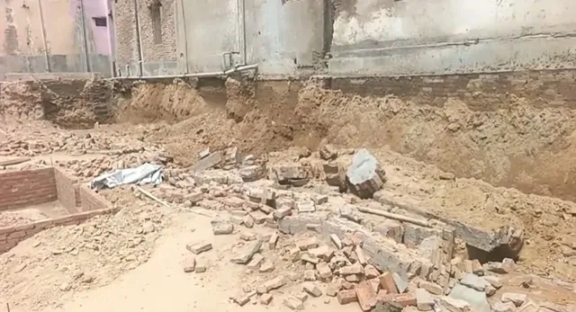 देवरिया हादसा, Deoria accident, UP construction accident, दीवार गिरने से मौत, wall collapse news, UP breaking news, construction site accident India, मजदूर हादसा यूपी, Deoria wall collapse news, Uttar Pradesh news,देवरिया दीवार हादसा फोटो, construction site collapse image, UP accident मजदूर, Deoria accident site, wall collapse मजदूर घायल, building collapse India,#DeoriaAccident #UPNews #BreakingNews #WallCollapse #ConstructionAccident #UttarPradesh #मजदूर_हादसा #देवरिया #IndiaNews,