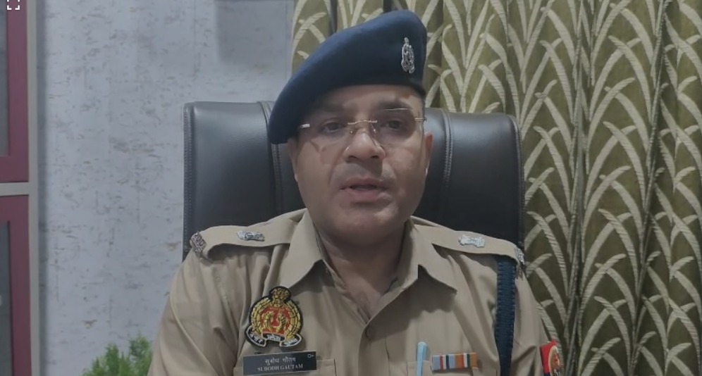 हरदोई पुलिस खबर, Hardoi Police News, कछौना थाना विवाद, UP Police Viral Video, दरोगा निलंबित खबर, Police Misbehavior India, Hardoi Breaking News, FIR complaint police issue,हरदोई थाना वीडियो, पुलिस बदसलूकी फोटो, कछौना थाने की घटना, UP police viral video image, Hardoi police misconduct photo, complainant police argument image,हरदोई, कछौना, उत्तर प्रदेश, पुलिस विभाग, थाना कछौना, दरोगा शिव बाबू, अशोक कुमार मीणा, पुलिस अधीक्षक हरदोई, वायरल वीडियो, पुलिस बदसलूकी, कानून व्यवस्था, Hardoi News Hindi, UP Police News Today, Viral Video India, Law and Order UP, #HardoiNews #UPPolice #ViralVideo #BreakingNews #PoliceAction #LawAndOrder #IndiaNews,