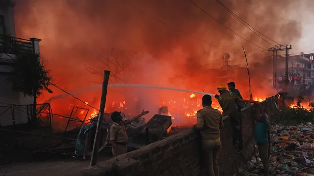 लखनऊ आग हादसा, झोपड़ी अग्निकांड लखनऊ, Lucknow fire news, UP fire tragedy, ring road fire Lucknow, jhuggi fire incident India, fire accident Uttar Pradesh, breaking news Lucknow fire, slum fire tragedy India,लखनऊ झोपड़ी आग फोटो, जली झोपड़ियां, राहत कार्य, दमकल टीम, Lucknow fire visuals, slum fire rescue operation, burnt houses India, fire brigade action UP, tragedy scene Lucknow,लखनऊ जिला दुर्घटना खबर, उत्तर प्रदेश ब्रेकिंग न्यूज, Lucknow district fire accident news, Uttar Pradesh disaster news, UP breaking tragedy news, India urban fire incident report, emergency rescue news Lucknow, city disaster update India,#LucknowFire #UPNews #FireTragedy #BreakingNews #JhuggiFire #DisasterNews #IndiaNews #RescueOperation #BrajeshPathak #LucknowNews
