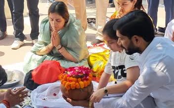 प्रतीक यादव अस्थि विसर्जन, हरिद्वार समाचार, अपर्णा यादव, मुलायम सिंह यादव परिवार, गंगा विसर्जन हरिद्वार, आदित्य यादव, स्वामी रामदेव, सपा परिवार समाचार, यूपी राजनीतिक खबर, हरिद्वार वीआईपी घाट, प्रतीक यादव निधन, उत्तर प्रदेश समाचार,Pratik Yadav ashes immersed, Haridwar news, Aparna Yadav, Mulayam Singh Yadav family, Ganga asthi visarjan, Aditya Yadav, Swami Ramdev, Samajwadi Party family news, Uttar Pradesh political news, Haridwar VIP ghat, Pratik Yadav death news,प्रतीक यादव फोटो, हरिद्वार घाट, अपर्णा यादव रोती हुई, गंगा विसर्जन, यादव परिवार, स्वामी रामदेव हरिद्वार, वीआईपी घाट हरिद्वार,Pratik Yadav photo, Haridwar VIP ghat, Aparna Yadav emotional, Ganga immersion ceremony, Yadav family, Swami Ramdev Haridwar, Asthi visarjan photos,#PratikYadav, #AparnaYadav, #Haridwar, #AsthiVisarjan, #MulayamSinghYadav, #AkhileshYadav, #SwamiRamdev, #UPNews, #PoliticalNews, #HaridwarNews, #SamajwadiParty, #BreakingNews, #HindiNews, #UttarPradeshNews,