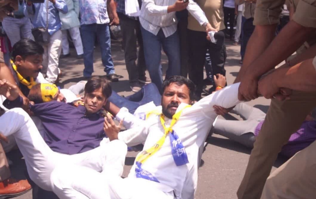 लखनऊ स्मार्ट मीटर विरोध, Lucknow Smart Meter Protest, AAP Protest Lucknow, Smart Meter UP News, Lucknow Shakti Bhawan Protest, Sanjay Singh AAP News, यूपी स्मार्ट मीटर विवाद, Uttar Pradesh Smart Meter News, Lucknow Political News, बिजली बिल विरोध प्रदर्शन,लखनऊ शक्ति भवन फोटो, AAP Protest Image Lucknow, Smart Meter Protest UP, Sanjay Singh AAP Photo, Lucknow News Image, बिजली विभाग प्रदर्शन फोटो, Lucknow Smart Meter News Image,#LucknowNews, #SmartMeter, #AAP, #SanjaySingh, #UPNews, #ElectricityBill, #LucknowProtest, #ShaktiBhawan, #BreakingNews, #UttarPradesh
