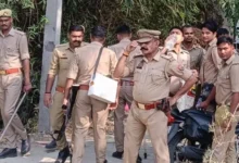 #Amethi, #UPCrime, #MurderCase, #BreakingNews, #CrimeNews, #UttarPradesh, #AmethiNews, #PoliceInvestigation, #HindiNews, ,Amethi Shooting Photo, Crime Scene Investigation, Village Tension Visual, UP Crime Image, Police Probe Picture,Amethi Shooting Photo, Crime Scene Investigation, Village Tension Visual, UP Crime Image, Police Probe Picture,अमेठी गोलीकांड फोटो, पुलिस जांच स्थल, गांव में तनाव दृश्य, अपराध स्थल तस्वीर, यूपी क्राइम फोटो,Amethi Murder Case, Friend Shot Dead in UP, Uttar Pradesh Crime News, Amethi Shooting Incident, Pistol Murder Case, Piparpur Police Station, Sultanpur Hospital News, UP Breaking News, अमेठी हत्या मामला, दोस्त ने दोस्त को मारी गोली, यूपी क्राइम न्यूज, अमेठी गोलीकांड, पीपरपुर थाना, युवक की हत्या, सुलतानपुर अस्पताल, उत्तर प्रदेश अपराध समाचार, अमेठी न्यूज हिंदी, राष्ट्रीय प्रस्तावना,