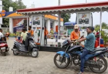 पेट्रोल डीजल कीमत बढ़ोतरी, पेट्रोल डीजल महंगा, पेट्रोल डीजल नई कीमत, भारत पेट्रोल डीजल रेट, पेट्रोल डीजल समाचार, नई दिल्ली ईंधन समाचार, भारत महंगाई समाचार, ईंधन कीमत अपडेट, पेट्रोल डीजल मई 2026, राष्ट्रीय समाचार, आर्थिक समाचार,Petrol Diesel Price Hike, Fuel Price Increase India, Petrol Price Today India, Diesel Price Today India, Fuel Price Update May 2026, India Fuel News, New Delhi Fuel Price News, Inflation News India, Petrol Diesel Latest Update, National News India,पेट्रोल पंप, पेट्रोल कीमत, डीजल रेट, ईंधन कीमत वृद्धि, भारत ईंधन समाचार, दिल्ली पेट्रोल डीजल, राष्ट्रीय आर्थिक खबर, महंगाई अपडेट, तेल कंपनियां, नई दिल्ली,Fuel Pump, Petrol Price India, Diesel Price Update, Fuel Rate Hike, India Fuel Market, Delhi Fuel News, Inflation Update India, Crude Oil Price, Oil Companies India, National News,#PetrolPrice,#DieselPrice,#FuelPriceHike,#PetrolDiesel,#FuelNews,#Inflation,#IndiaNews,#NewDelhi,#BreakingNews,#EconomicNews,#PetrolRate,#DieselRate,#FuelUpdate,#NationalNews,#TrendingNews,