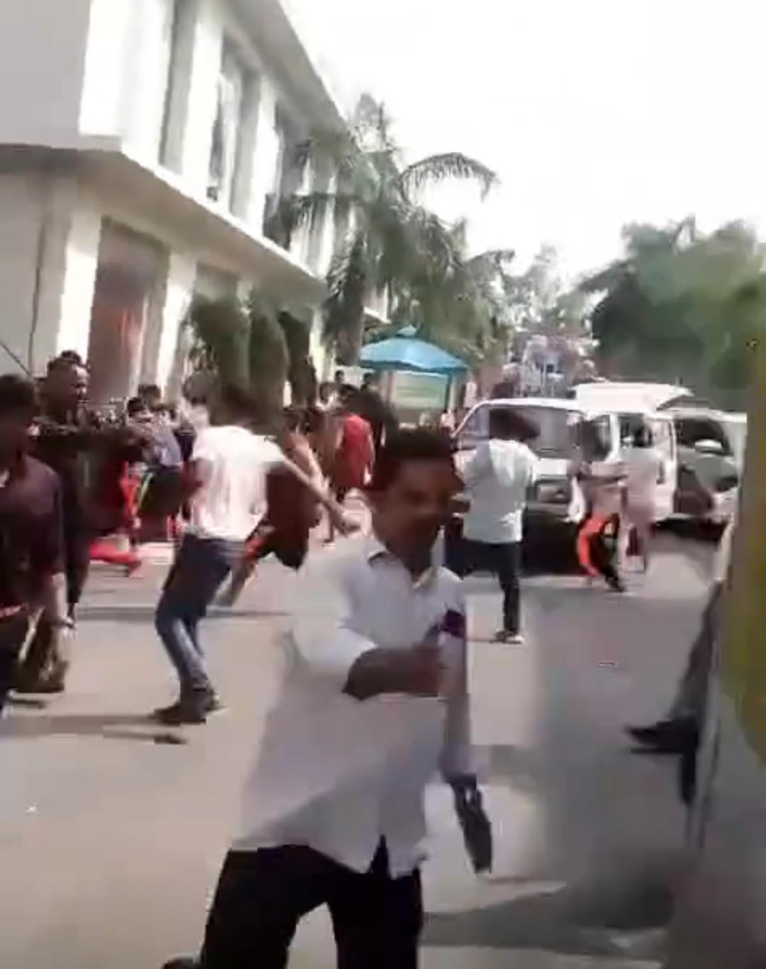 #Lucknow #LucknowNews #NeelanshWaterPark #BakshiKaTalab #ViralVideo #UPNews #FightVideo #WaterParkFight #Breaking News #SocialMediaViral #लखनऊ #लखनऊ_न्यूज #नीलांश_वाटर_पार्क #बख्शी_का_तालाब #वायरल_वीडियो #मारपीट #यूपी_न्यूज #ब्रेकिंग_न्यूज #महिला_मारपीट #सोशल_मीडिया_वायरल