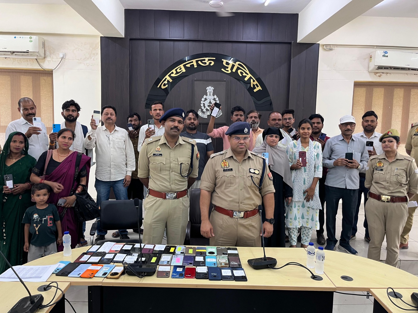 Lucknow Police News, Lucknow Cyber Cell, CEIR Portal Lucknow, Lost Mobile Recovered, Lucknow Mobile Recovery, Lucknow News Hindi, साइबर सेल लखनऊ, खोया मोबाइल वापस, लखनऊ पुलिस बरामदगी, DCP South Lucknow, CEIR Portal India, Mobile Theft Recovery, Uttar Pradesh Police News,लखनऊ पुलिस फोटो, मोबाइल वापसी फोटो, साइबर सेल टीम फोटो, CEIR पोर्टल मोबाइल रिकवरी, Lucknow Police Image, Lost Mobile Returned Photo, Cyber Cell Lucknow Image, Mobile Recovery News Photo,#LucknowPolice, #LucknowNews, #CyberCell, #CEIRPortal, #MobileRecovery, #UPPolice, #BreakingNews, #HindiNews, #TechnologyNews, #PoliceSuccess, #TrendingNews, #UttarPradesh, #LatestNews, #LostMobile,