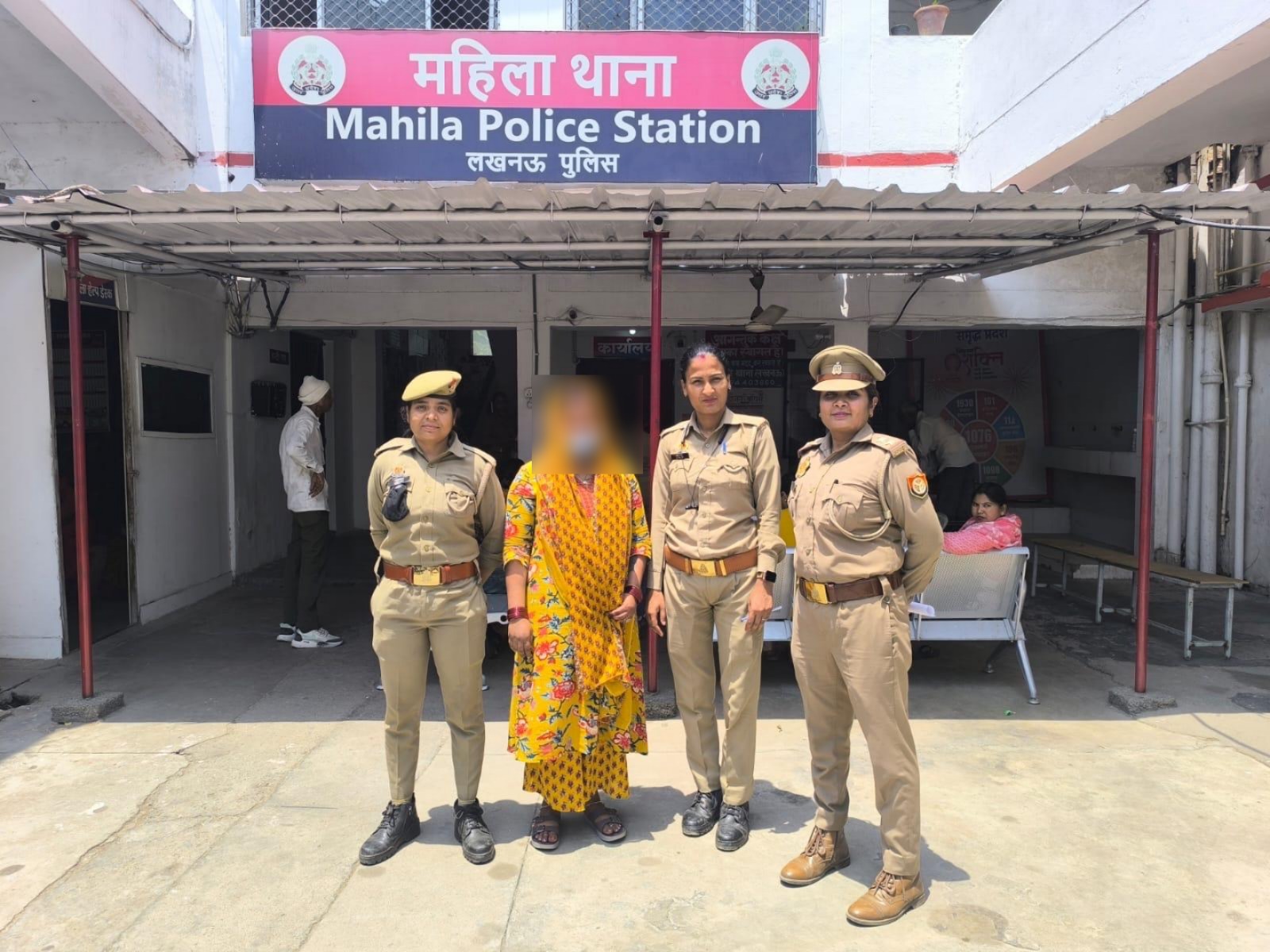 Lucknow Crime News, Sushant Golf City Police, property dealer arrested Lucknow, land grab case Lucknow, blackmail video case UP, लखनऊ अपराध समाचार, जमीन हड़पने का मामला, Lucknow police latest news, Akanksha Pandey arrest, Sunil Shukla case,Lucknow police arrest photo, crime accused Lucknow image, Sushant Golf City police photo, Fortuner seized image, property fraud case image, UP police action photo,#LucknowNews, #LucknowCrime, #UPCrimeNews, #PoliceAction, #BreakingNews, #LandFraud, #BlackmailCase, #SushantGolfCity, #LatestNews, #IndiaNews, #लखनऊन्यूज, #क्राइमन्यूज, #यूपीसमाचार, #ब्रेकिंगन्यूज, #पुलिसकार्रवाई