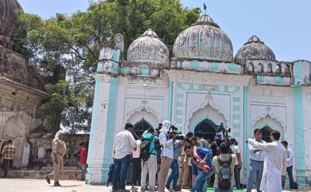 मलिहाबाद विवाद, राजा कंस पासी किला, कसमंडी कला विवाद, लखनऊ ऐतिहासिक स्थल विवाद, शिव मंदिर और मकबरा विवाद, पासी समाज समाचार, मलिहाबाद जुमे की नमाज, ASI जांच मांग, यूपी धार्मिक विवाद, लखनऊ ताजा खबर, राजा कंस पासी इतिहास, सालार मसूद गाजी इतिहास, पुलिस सुरक्षा मलिहाबाद, उत्तर प्रदेश समाचार,Malihabad Dispute, Raja Kans Pasi Fort, Kasmandi Kala Controversy, Lucknow Historical Site Dispute, Shiv Temple Maqbara Row, Pasi Community News, Friday Namaz Malihabad, ASI Investigation Demand, UP Religious Dispute, Lucknow Latest News, Raja Kans Pasi History, Salar Masood Ghazi History, Police Security Lucknow, Uttar Pradesh News,मलिहाबाद ऐतिहासिक स्थल फोटो, राजा कंस पासी किला, कसमंडी कला गांव, पुलिस तैनाती मलिहाबाद, जुमे की नमाज, लखनऊ विवाद स्थल, पासी समाज प्रदर्शन, यूपी पुलिस सुरक्षा, ऐतिहासिक ढांचा लखनऊ,Malihabad Historical Site Image, Raja Kans Pasi Fort Photo, Kasmandi Kala Village, Police Deployment Lucknow, Friday Namaz Image, Lucknow Dispute Site, Pasi Community Protest, UP Police Security, Historical Structure UP,#Lucknow #Malihabad #RajaKansPasi #UPNews #LucknowNews #ASI #YogiAdityanath #PasiSamaj #FridayNamaz #HistoricalSite #UttarPradesh #BreakingNews #GoogleDiscover #ReligiousDispute #PoliceSecurity