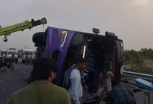 आगरा लखनऊ एक्सप्रेसवे हादसा, उन्नाव बस हादसा, स्लीपर बस पलटी, बिहार दारोगा मौत, एक्सप्रेसवे सड़क दुर्घटना, उन्नाव न्यूज हिंदी, आगरा लखनऊ एक्सप्रेसवे समाचार, यूपी सड़क हादसा, दिल्ली से बिहार बस हादसा, औरास थाना हादसा, लखनऊ ट्रॉमा सेंटर, यूपी ब्रेकिंग न्यूज, सड़क दुर्घटना उत्तर प्रदेश, बस दुर्घटना समाचार,Agra Lucknow Expressway Accident, Unnao Bus Accident, Sleeper Bus Overturns, Bihar Police Officer Death, UP Road Accident, Expressway Crash News, Delhi to Bihar Bus Accident, Uttar Pradesh Breaking News, Unnao Accident Today, Lucknow Trauma Center News, India Highway Accident, Bus Crash Uttar Pradesh,आगरा लखनऊ एक्सप्रेसवे, पलटी बस, उन्नाव हादसा, सड़क दुर्घटना, यूपीडा रेस्क्यू, घायल यात्री, ट्रॉमा सेंटर लखनऊ, पुलिस राहत कार्य,Agra Lucknow Expressway bus crash, Unnao road accident, Sleeper bus accident, UPDA rescue operation, Injured passengers, Lucknow trauma center, Highway accident India, Police rescue work,#AgraLucknowExpressway, #BusAccident, #UnnaoNews, #UPAccident, #RoadAccident, #BreakingNews, #UttarPradeshNews, #LucknowNews, #ExpresswayAccident, #BiharPolice, #SleeperBusAccident, #HighwayCrash, #IndiaNews, #UPPolice, #TrafficNews, #आगरा_लखनऊ_एक्सप्रेसवे, #उन्नाव_हादसा, #बस_हादसा, #सड़क_दुर्घटना, #ब्रेकिंग_न्यूज, #यूपी_समाचार, #लखनऊ_न्यूज, #हाईवे_हादसा,