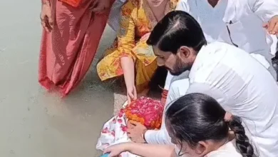 प्रतीक यादव अस्थि विसर्जन, अपर्णा यादव रोईं, हरिद्वार गंगा घाट, मुलायम सिंह यादव परिवार, प्रतीक यादव निधन, सैफई परिवार, बाबा रामदेव, गंगा में अस्थि विसर्जन, यादव परिवार खबर, हरिद्वार न्यूज, यूपी राजनीति समाचार,Prateek Yadav asthi visarjan, Aparna Yadav emotional, Haridwar Ganga ghat, Mulayam Singh Yadav family, Baba Ramdev news, Prateek Yadav death, Saifai family, Haridwar latest news, Uttar Pradesh political family news,अपर्णा यादव हरिद्वार, प्रतीक यादव अस्थि कलश, गंगा विसर्जन, बाबा रामदेव हरिद्वार, यादव परिवार तस्वीर, बेटी का आई लव यू पापा कार्ड, हरिद्वार घाट फोटो,Aparna Yadav Haridwar, Prateek Yadav ashes, Ganga immersion ceremony, Baba Ramdev Haridwar, Yadav family image, I Love You Papa card, Haridwar ghat visuals,प्रतीक यादव, अपर्णा यादव, हरिद्वार, गंगा विसर्जन, मुलायम सिंह यादव, अखिलेश यादव परिवार, बाबा रामदेव, यादव परिवार, यूपी राजनीति, Prateek Yadav latest news, Aparna Yadav crying, Haridwar asthi visarjan, Saifai family news, Uttar Pradesh political news,#PrateekYadav #AparnaYadav #Haridwar #AsthiVisarjan #MulayamSinghYadav #AkhileshYadav #BabaRamdev #SaifaiFamily #UPNews #BreakingNews #HindiNews #PoliticalNews #LatestNews #Ganga #HaridwarNews