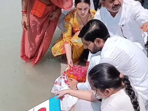 प्रतीक यादव अस्थि विसर्जन, अपर्णा यादव रोईं, हरिद्वार गंगा घाट, मुलायम सिंह यादव परिवार, प्रतीक यादव निधन, सैफई परिवार, बाबा रामदेव, गंगा में अस्थि विसर्जन, यादव परिवार खबर, हरिद्वार न्यूज, यूपी राजनीति समाचार,Prateek Yadav asthi visarjan, Aparna Yadav emotional, Haridwar Ganga ghat, Mulayam Singh Yadav family, Baba Ramdev news, Prateek Yadav death, Saifai family, Haridwar latest news, Uttar Pradesh political family news,अपर्णा यादव हरिद्वार, प्रतीक यादव अस्थि कलश, गंगा विसर्जन, बाबा रामदेव हरिद्वार, यादव परिवार तस्वीर, बेटी का आई लव यू पापा कार्ड, हरिद्वार घाट फोटो,Aparna Yadav Haridwar, Prateek Yadav ashes, Ganga immersion ceremony, Baba Ramdev Haridwar, Yadav family image, I Love You Papa card, Haridwar ghat visuals,प्रतीक यादव, अपर्णा यादव, हरिद्वार, गंगा विसर्जन, मुलायम सिंह यादव, अखिलेश यादव परिवार, बाबा रामदेव, यादव परिवार, यूपी राजनीति, Prateek Yadav latest news, Aparna Yadav crying, Haridwar asthi visarjan, Saifai family news, Uttar Pradesh political news,#PrateekYadav #AparnaYadav #Haridwar #AsthiVisarjan #MulayamSinghYadav #AkhileshYadav #BabaRamdev #SaifaiFamily #UPNews #BreakingNews #HindiNews #PoliticalNews #LatestNews #Ganga #HaridwarNews