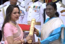 Dharmendra Padma Vibhushan, Padma Awards 2026, धर्मेंद्र पद्म विभूषण, Hema Malini Emotional, Ahana Deol Crying, Padma Awards Ceremony, राष्ट्रपति भवन पद्म पुरस्कार, Bollywood News Hindi, Entertainment News, Dharmendra Latest News, Hindi Cinema Legend, Padma Vibhushan Award 2026, धर्मेंद्र सम्मान, हेमा मालिनी खबर, बॉलीवुड ब्रेकिंग न्यूज, Padma Awards Viral Video, Dharmendra Death News, Indian Cinema News, New Delhi Entertainment News, Bollywood Emotional Moment, Padma Awards Updates, Celebrity News Hindi, हिंदी सिनेमा समाचार, धर्मेंद्र वायरल वीडियो, Entertainment Breaking News,Dharmendra Padma Award Photo, धर्मेंद्र पद्म विभूषण तस्वीर, Hema Malini Emotional Image, Ahana Deol Crying Photo, Padma Awards Ceremony Images, Rashtrapati Bhavan Event Photos, Bollywood Awards Pictures, धर्मेंद्र सम्मान फोटो, हेमा मालिनी वायरल तस्वीर, Celebrity Emotional Moment Images, Padma Awards Viral Video, बॉलीवुड इमोशनल फोटो, Entertainment Event Pictures, राष्ट्रपति भवन समारोह फोटो, Dharmendra Family Images, हिंदी सिनेमा स्टार फोटो, Bollywood Viral News Images, Padma Vibhushan Award Photo, Ahana Deol Emotional Pictures, Entertainment News Images,#Dharmendra, #PadmaAwards2026, #PadmaVibhushan, #HemaMalini, #AhanaDeol, #BollywoodNews, #EntertainmentNews, #RashtrapatiBhavan, #PadmaAwards, #HindiCinema, #BreakingNews, #CelebrityNews, #ViralVideo, #BollywoodUpdates, #IndianCinema, #DharmendraLegacy, #PadmaAwardCeremony, #NewDelhiNews, #EmotionalMoment, #NationalNews,