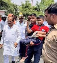 दारा सिंह चौहान, कानपुर देहात सड़क हादसा, स्कूल बस दुर्घटना, यूपी मंत्री समाचार, सड़क दुर्घटना मदद, स्कूली बच्चों की सहायता, कारागार मंत्री, योगी सरकार मंत्री, ट्रक बस टक्कर, कानपुर देहात न्यूज, मंत्री संवेदनशीलता, उत्तर प्रदेश समाचार, झांसी रोड हादसा,Dara Singh Chauhan News, Kanpur Dehat Road Accident, School Bus Accident, UP Minister Help, Road Accident News, School Children Injured, Uttar Pradesh Minister, Bus Truck Collision, Humanitarian Gesture Minister, Kanpur Dehat News,दारा सिंह चौहान फोटो, सड़क हादसा कानपुर देहात, स्कूल बस दुर्घटना, मंत्री मौके पर, घायल बच्चों की मदद,Dara Singh Chauhan Image, Kanpur Dehat Accident Photo, School Bus Crash, Minister at Accident Spot, Injured Children Help,#DaraSinghChauhan, #KanpurDehat, #RoadAccident, #UPNews, #SchoolBusAccident, #YogiGovernment, #BreakingNews, #HindiNews, #UttarPradesh, #MinisterNews, #Humanity, #AccidentNews, #JhansiRoad, #SchoolChildren,