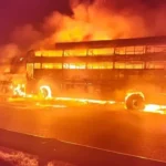 लखनऊ एक्सप्रेसवे हादसा, फिरोजाबाद सड़क हादसा, बस में आग लगने की घटना, उत्तर प्रदेश दुर्घटना 2026, Lucknow Expressway accident, bus fire accident India, Firozabad road accident news, Kanpur to Gurugram bus accident, UP road accident news, expressway accident today, deadly bus crash India, यात्री बस दुर्घटना यूपी,लखनऊ एक्सप्रेसवे बस हादसा, कंटेनर से टक्कर बस आग, बस में आग दुर्घटना फिरोजाबाद, Lucknow expressway bus fire accident, Firozabad bus crash visuals, burnt bus accident India, Kanpur Gurugram bus tragedy, UP expressway accident images, emergency rescue bus fire India, सड़क हादसा उत्तर प्रदेश 2026,#LucknowExpressway #FirozabadNews #BusAccident #UPNews #RoadAccident #BusFire #BreakingNews #IndiaNews #ExpresswayAccident #KanpurToGurugram #HindiNews,