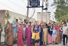 वाराणसी बिजली कटौती, डोमरी गांव बिजली संकट, पीएम मोदी गोद लिया गांव, वाराणसी बिजली समाचार, सारनाथ ट्रांसफार्मर फाल्ट, यूपी बिजली संकट, ट्रांसफार्मर खराब, बिजली विभाग लापरवाही, रामनगर बिजली कटौती, वाराणसी गर्मी, बिजली ट्रिपिंग वाराणसी, पेयजल संकट, उत्तर प्रदेश न्यूज, वाराणसी लोकल न्यूज,Varanasi Power Cut, Domari Village Electricity Crisis, PM Modi Adopted Village, Sarnath Transformer Fault, UP Electricity News, Power Supply Failure, Ramnagar Power Outage, Varanasi Heatwave, Electricity Tripping News, Uttar Pradesh Local News, Water Crisis Varanasi, Transformer Burnt News,डोमरी गांव धरना, बिजली संकट वाराणसी, ट्रांसफार्मर खराब फोटो, ग्रामीण प्रदर्शन, सारनाथ बिजली कटौती, गर्मी में बिजली संकट,Domari Village Protest, Varanasi Electricity Crisis, Transformer Fault Image, Rural Protest Photo, Sarnath Power Cut, Heatwave Power Crisis,#Varanasi, #PowerCut, #DomariVillage, #ElectricityCrisis, #PMModi, #UPNews, #Sarnath, #Heatwave, #WaterCrisis, #Ramnagar, #BreakingNews, #HindiNews, #UttarPradesh, #ElectricityNews, #VaranasiNews,
