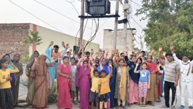 वाराणसी बिजली कटौती, डोमरी गांव बिजली संकट, पीएम मोदी गोद लिया गांव, वाराणसी बिजली समाचार, सारनाथ ट्रांसफार्मर फाल्ट, यूपी बिजली संकट, ट्रांसफार्मर खराब, बिजली विभाग लापरवाही, रामनगर बिजली कटौती, वाराणसी गर्मी, बिजली ट्रिपिंग वाराणसी, पेयजल संकट, उत्तर प्रदेश न्यूज, वाराणसी लोकल न्यूज,Varanasi Power Cut, Domari Village Electricity Crisis, PM Modi Adopted Village, Sarnath Transformer Fault, UP Electricity News, Power Supply Failure, Ramnagar Power Outage, Varanasi Heatwave, Electricity Tripping News, Uttar Pradesh Local News, Water Crisis Varanasi, Transformer Burnt News,डोमरी गांव धरना, बिजली संकट वाराणसी, ट्रांसफार्मर खराब फोटो, ग्रामीण प्रदर्शन, सारनाथ बिजली कटौती, गर्मी में बिजली संकट,Domari Village Protest, Varanasi Electricity Crisis, Transformer Fault Image, Rural Protest Photo, Sarnath Power Cut, Heatwave Power Crisis,#Varanasi, #PowerCut, #DomariVillage, #ElectricityCrisis, #PMModi, #UPNews, #Sarnath, #Heatwave, #WaterCrisis, #Ramnagar, #BreakingNews, #HindiNews, #UttarPradesh, #ElectricityNews, #VaranasiNews,