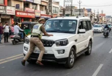 लखनऊ ट्रैफिक पुलिस मामला, ट्रैफिक सिपाही बोनट पर, कमता तिराहा घटना, लखनऊ वायरल न्यूज, चिनहट कोतवाली मामला, ट्रैफिक पुलिस पर हमला, कार सवारों की दबंगई, यूपी पुलिस समाचार, गौरव बंसल न्यूज, लखनऊ क्राइम अपडेट, बोनट पर घसीटा पुलिसकर्मी, ट्रैफिक चेकिंग विवाद,Lucknow Traffic Police Incident, Constable Dragged on Bonnet, Kamta Chauraha Viral News, Chinhat Police Station Case, Traffic Policeman Attack, Lucknow Viral Incident, UP Police News, Gaurav Bansal Constable, Car Driver Misbehavior, Lucknow Crime News, Traffic Checking Dispute, Bonnet Dragging Incident,ट्रैफिक सिपाही घटना फोटो, कमता तिराहा तस्वीरें, चिनहट पुलिस जांच, लखनऊ ट्रैफिक चेकिंग, पुलिसकर्मी बोनट पर, यूपी पुलिस वायरल घटना, कार सवार दबंगई फोटो, ट्रैफिक पुलिस कार्रवाई,#Lucknow #TrafficPolice #GauravBansal #LucknowNews #UPPolice #ViralNews #Chinhat #TrafficChecking #CrimeNews #BreakingNews #LucknowCrime #PoliceIncident #UttarPradesh #BonnetIncident #RoadRage #PoliceAttack #IndiaNews #KamtaChauraha #LucknowViral #UPNews.Traffic constable incident photos, Kamta Chauraha visuals, Chinhat police investigation images, Lucknow traffic checking pictures, policeman on bonnet photos, UP police viral case, car driver misconduct visuals, traffic police action images,