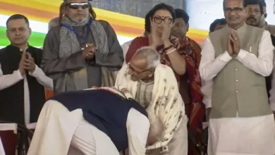 #MakhanlalSarkar, #PMModi, #BJP, #WestBengal, #SuvenduAdhikari, #BengalPolitics, #NarendraModi, #PoliticalNews, #JanaSangh, #BJPWorker, #BreakingNews, #NationalPrastavana, #KolkataNews, #WestBengalNews,Makhanlal Sarkar Photo, PM Modi Touching Feet, Bengal Oath Ceremony Image, BJP Veteran Leader, Narendra Modi Event Bengal, BJP Worker Respect,माखनलाल सरकार फोटो, पीएम मोदी चरण स्पर्श, बंगाल शपथ ग्रहण तस्वीर, भाजपा वरिष्ठ नेता, नरेंद्र मोदी बंगाल कार्यक्रम, बीजेपी कार्यकर्ता सम्मान,Who is Makhanlal Sarkar, PM Modi Touches Feet, Bengal BJP Veteran Leader, West Bengal Oath Ceremony, Narendra Modi Bengal Visit, BJP Old Worker Bengal, Jana Sangh Leader, Syama Prasad Mukherjee Movement, Bengal BJP History, Suvendu Adhikari Oath Ceremony, Political News India, National Prastavana, Kolkata News,माखनलाल सरकार कौन हैं, पीएम मोदी पैर छूते हुए, बंगाल बीजेपी नेता, पश्चिम बंगाल शपथ ग्रहण समारोह, नरेंद्र मोदी बंगाल, माखनलाल सरकार भाजपा, जनसंघ नेता, श्यामा प्रसाद मुखर्जी आंदोलन, बंगाल बीजेपी इतिहास, सुवेंदु अधिकारी शपथ ग्रहण, भाजपा संगठन बंगाल, राजनीतिक खबर हिंदी, राष्ट्रीय प्रस्तावना, कोलकाता समाचार, पश्चिम बंगाल राजनीति,