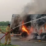 गोरखपुर न्यूज, गोरखपुर सड़क हादसा, फोरलेन हादसा, ट्रक डंपर टक्कर, कुशीनगर लखनऊ फोरलेन, गोरखपुर आग हादसा, यूपी सड़क दुर्घटना, जिंदा जलकर मौत, रामगढ़ताल थाना, ट्रक हादसा गोरखपुर, डंपर दुर्घटना, उत्तर प्रदेश ब्रेकिंग न्यूज, सड़क हादसा समाचार, गोरखपुर ताजा खबर,Gorakhpur News, Gorakhpur Accident, Fourlane Accident, Truck Dumper Collision, Kushinagar Lucknow Fourlane, UP Road Accident, Fire Accident Gorakhpur, Burnt Alive Accident, Ramgarhtal Police, Uttar Pradesh News, Truck Fire Accident, Dumper Crash News, Breaking News UP, Gorakhpur Latest News,गोरखपुर हादसा फोटो, ट्रक में आग, डंपर दुर्घटना, फोरलेन जाम, फायर ब्रिगेड, सड़क दुर्घटना तस्वीर, पुलिस जांच, जली हुई गाड़ियां, यूपी हादसा, गोरखपुर पुलिस,गोरखपुर हादसा फोटो, ट्रक में आग, डंपर दुर्घटना, फोरलेन जाम, फायर ब्रिगेड, सड़क दुर्घटना तस्वीर, पुलिस जांच, जली हुई गाड़ियां, यूपी हादसा, गोरखपुर पुलिस,#GorakhpurNews, #RoadAccident, #TruckAccident, #DumperCrash, #UPNews, #BreakingNews, #FourlaneAccident, #Gorakhpur, #FireAccident, #UttarPradesh, #HighwayAccident, #TrafficJam, #LatestNews, #Ramgarhtal, #AccidentNews,Gorakhpur Accident Image, Truck Fire Photo, Dumper Crash Image, Fourlane Traffic Jam, Fire Brigade Team, Road Accident Photo, Burnt Vehicles, UP Accident News, Police Investigation, Gorakhpur Highway Accident,