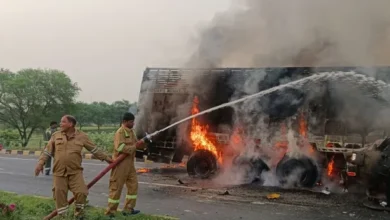 गोरखपुर न्यूज, गोरखपुर सड़क हादसा, फोरलेन हादसा, ट्रक डंपर टक्कर, कुशीनगर लखनऊ फोरलेन, गोरखपुर आग हादसा, यूपी सड़क दुर्घटना, जिंदा जलकर मौत, रामगढ़ताल थाना, ट्रक हादसा गोरखपुर, डंपर दुर्घटना, उत्तर प्रदेश ब्रेकिंग न्यूज, सड़क हादसा समाचार, गोरखपुर ताजा खबर,Gorakhpur News, Gorakhpur Accident, Fourlane Accident, Truck Dumper Collision, Kushinagar Lucknow Fourlane, UP Road Accident, Fire Accident Gorakhpur, Burnt Alive Accident, Ramgarhtal Police, Uttar Pradesh News, Truck Fire Accident, Dumper Crash News, Breaking News UP, Gorakhpur Latest News,गोरखपुर हादसा फोटो, ट्रक में आग, डंपर दुर्घटना, फोरलेन जाम, फायर ब्रिगेड, सड़क दुर्घटना तस्वीर, पुलिस जांच, जली हुई गाड़ियां, यूपी हादसा, गोरखपुर पुलिस,गोरखपुर हादसा फोटो, ट्रक में आग, डंपर दुर्घटना, फोरलेन जाम, फायर ब्रिगेड, सड़क दुर्घटना तस्वीर, पुलिस जांच, जली हुई गाड़ियां, यूपी हादसा, गोरखपुर पुलिस,#GorakhpurNews, #RoadAccident, #TruckAccident, #DumperCrash, #UPNews, #BreakingNews, #FourlaneAccident, #Gorakhpur, #FireAccident, #UttarPradesh, #HighwayAccident, #TrafficJam, #LatestNews, #Ramgarhtal, #AccidentNews,Gorakhpur Accident Image, Truck Fire Photo, Dumper Crash Image, Fourlane Traffic Jam, Fire Brigade Team, Road Accident Photo, Burnt Vehicles, UP Accident News, Police Investigation, Gorakhpur Highway Accident,