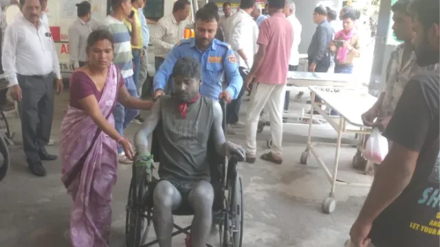 देवास पटाखा फैक्ट्री हादसा, देवास फैक्ट्री ब्लास्ट, मध्य प्रदेश आग हादसा, पटाखा फैक्ट्री में धमाका, देवास ताजा खबर, फैक्ट्री आग समाचार, बिहार मजदूर हादसा, अररिया मजदूर, एमपी ब्रेकिंग न्यूज, औद्योगिक हादसा, प्रशासनिक लापरवाही, इंदौर अस्पताल रेफर, दमकल राहत कार्य,Dewas Firecracker Factory Blast, MP Factory Fire, Dewas Explosion News, Firecracker Factory Accident, Madhya Pradesh Breaking News, Industrial Fire India, Bihar Workers Injured, Araria Labourers, Factory Explosion News, Fire Accident Dewas, Rescue Operation MP, Indore Hospital News,देवास फैक्ट्री आग फोटो, पटाखा फैक्ट्री विस्फोट, घायल मजदूर, दमकल टीम राहत कार्य, प्रशासन मौके पर, अस्पताल में भर्ती घायल, फैक्ट्री हादसा मध्य प्रदेश,Dewas Factory Fire Image, Firecracker Factory Explosion, Injured Workers, Fire Brigade Rescue, Officials at Spot, Hospitalized Victims, MP Factory Accident,#DewasBlast, #FactoryFire, #MadhyaPradesh, #BreakingNews, #FirecrackerFactory, #DewasNews, #MPNews, #IndustrialAccident, #FireAccident, #BiharWorkers, #RescueOperation, #IndoreNews, #ExplosionNews,