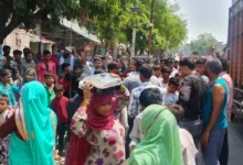 हाथरस न्यूज, स्मार्ट मीटर विरोध, हाथरस प्रदर्शन, यूपी बिजली खबर, स्मार्ट मीटर विवाद, बिजलीघर घेराव, Hathras News, Smart Meter Protest UP, Hathras Protest News, Electricity Department Protest, UP Smart Meter News, Power Cut Hathras, Uttar Pradesh News,हाथरस प्रदर्शन फोटो, स्मार्ट मीटर विरोध तस्वीर, बिजलीघर घेराव फोटो, हाथरस सड़क हंगामा फोटो, Smart Meter Protest Image, Hathras Crowd Photo, UP Electricity Protest Photo,#HathrasNews, #SmartMeter, #UPNews, #ElectricityNews, #ProtestNews, #BreakingNews, #Hathras, #PowerCut, #UttarPradesh, #SmartMeterProtest, #IndiaNews, #राष्ट्रीयप्रस्तावना