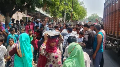 हाथरस न्यूज, स्मार्ट मीटर विरोध, हाथरस प्रदर्शन, यूपी बिजली खबर, स्मार्ट मीटर विवाद, बिजलीघर घेराव, Hathras News, Smart Meter Protest UP, Hathras Protest News, Electricity Department Protest, UP Smart Meter News, Power Cut Hathras, Uttar Pradesh News,हाथरस प्रदर्शन फोटो, स्मार्ट मीटर विरोध तस्वीर, बिजलीघर घेराव फोटो, हाथरस सड़क हंगामा फोटो, Smart Meter Protest Image, Hathras Crowd Photo, UP Electricity Protest Photo,#HathrasNews, #SmartMeter, #UPNews, #ElectricityNews, #ProtestNews, #BreakingNews, #Hathras, #PowerCut, #UttarPradesh, #SmartMeterProtest, #IndiaNews, #राष्ट्रीयप्रस्तावना
