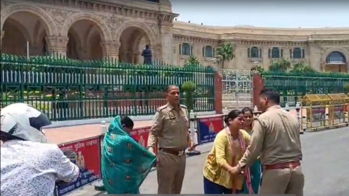 लखनऊ आत्मदाह प्रयास, विधान भवन आत्मदाह मामला, हरदोई समाचार, संडीला थाना विवाद, मां बेटी आत्मदाह प्रयास, उत्तर प्रदेश ताजा खबर, लखनऊ ब्रेकिंग न्यूज, हरदोई पुलिस कार्रवाई, संपत्ति विवाद हरदोई, चोरी विवाद मामला, हजरतगंज थाना, विधान भवन लखनऊ, यूपी क्राइम न्यूज, आत्मदाह की कोशिश, पुलिस जांच, उत्तर प्रदेश समाचार, संजीव श्रीवास्तव रिपोर्ट,Lucknow Suicide Attempt, Vidhan Bhavan Lucknow News, Hardoi News Today, Sandila Police Case, Mother Daughter Suicide Attempt, Uttar Pradesh Breaking News, Lucknow Latest News, Property Dispute Hardoi, UP Crime News, Hazratganj Police, Vidhan Sabha Lucknow, Hardoi Police Investigation, Suicide Attempt News UP, Sandila Village Dispute, Uttar Pradesh News Today, Sanjeev Srivastava Report,लखनऊ विधान भवन, हरदोई संडीला, आत्मदाह प्रयास, मां बेटी विवाद, पुलिस जांच, हजरतगंज पुलिस, संपत्ति विवाद, यूपी समाचार, विधान भवन सुरक्षा, हरदोई महिला मामला,Lucknow Vidhan Bhavan, Hardoi Sandila, Suicide Attempt Case, Mother Daughter News, Police Investigation, Hazratganj Police Station, Property Dispute UP, Uttar Pradesh News, Lucknow Incident, Hardoi Women Case,#LucknowNews, #LucknowSuicideAttempt, #VidhanBhavan, #HardoiNews, #Sandila, #UPNews, #BreakingNews, #UttarPradesh, #Hazratganj, #PoliceInvestigation, #CrimeNews, #PropertyDispute, #LatestNews, #GoogleDiscover,