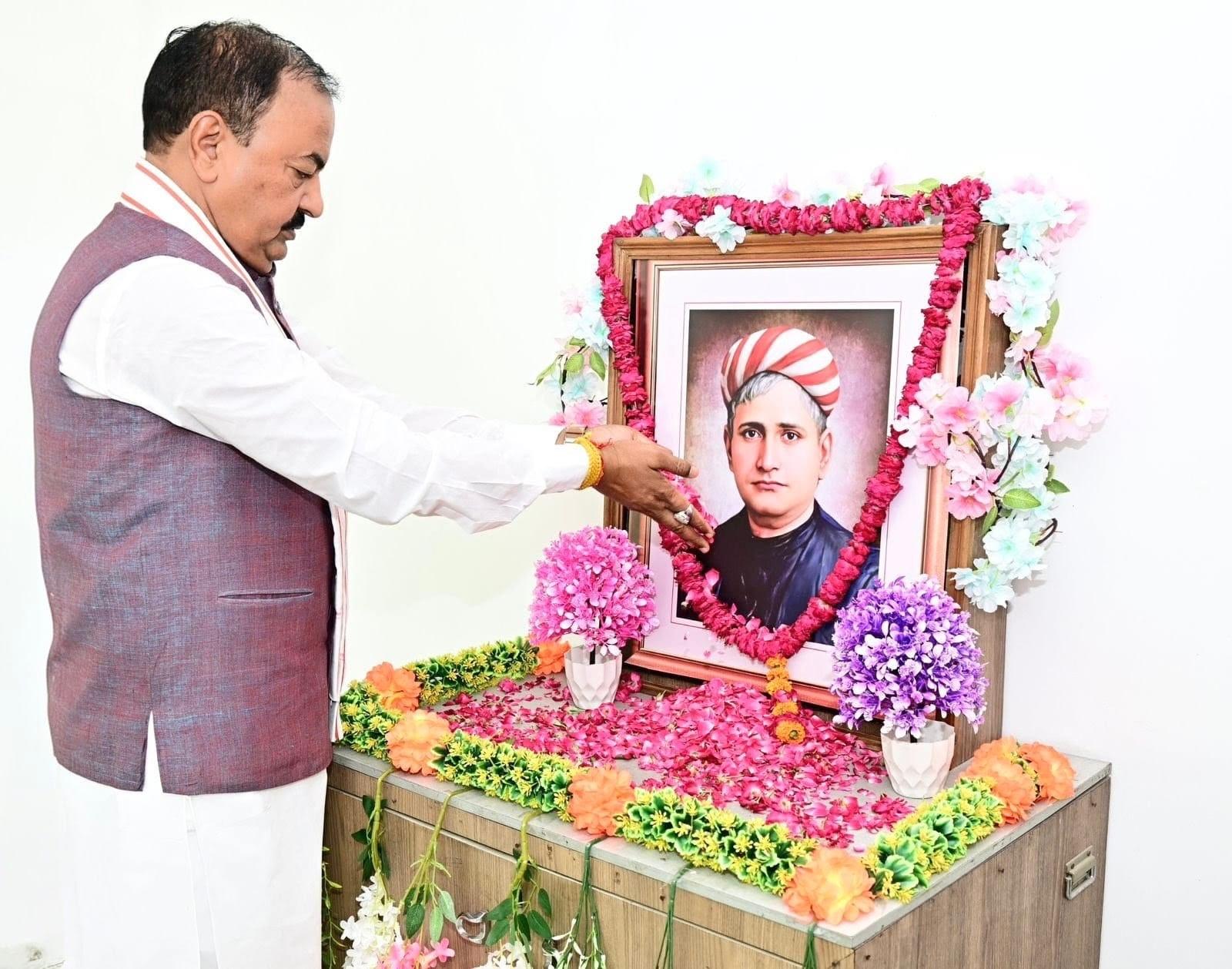 केशव प्रसाद मौर्य, वंदे मातरम्, बंकिम चंद्र चट्टोपाध्याय जयंती, शाहू जी महाराज जयंती, लखनऊ समाचार, उत्तर प्रदेश राजनीति, श्रद्धांजलि कार्यक्रम, कालिदास मार्ग, सामाजिक न्याय, राष्ट्रभक्ति समाचार,Keshav Prasad Maurya, Vande Mataram, Bankim Chandra Chattopadhyay Jayanti, Shahu Ji Maharaj Jayanti, Lucknow News, Uttar Pradesh Politics, Tribute Ceremony, Social Justice India, National Song Vande Mataram, UP Deputy CM News,#KeshavPrasadMaurya, #VandeMataram, #BankimChandraChattopadhyay, #ShahuMaharaj, #LucknowNews, #UPPolitics, #SocialJustice, #TributeNews, #NationalSong, #HindiNews, #BreakingNews, #UttarPradesh, #GovernmentNews,