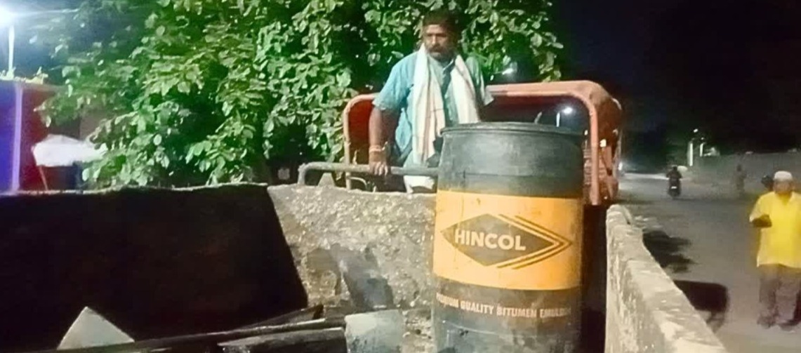 आगरा सड़क निर्माण विवाद, आगरा पीडब्ल्यूडी सड़क, आगरा समाचार, सड़क उखड़ने का मामला, भाजपा पार्षद राकेश कन्नौजिया, मुस्तफा क्वार्टर आगरा, पीडब्ल्यूडी भ्रष्टाचार, सड़क निर्माण में गड़बड़ी, उत्तर प्रदेश समाचार, आगरा नगर निगम, स्थानीय समाचार, सड़क गुणवत्ता विवाद,Agra Road Construction News, Agra PWD Road Issue, Road Damaged in Agra, BJP Councillor Protest Agra, Mustafa Quarter Agra News, PWD Corruption Case, Uttar Pradesh News, Agra Local News, Road Quality Issue, Public Protest Agra,आगरा में टूटी सड़क, पीडब्ल्यूडी सड़क विवाद, भाजपा पार्षद का विरोध, सड़क निर्माण में लापरवाही, आगरा स्थानीय खबर,आगरा, आगरा समाचार, पीडब्ल्यूडी, सड़क निर्माण, भाजपा पार्षद राकेश कन्नौजिया, मुस्तफा क्वार्टर, उत्तर प्रदेश, लोक निर्माण विभाग, सड़क घोटाला, निर्माण गुणवत्ता, स्थानीय प्रशासन, आगरा नगर निगम, जनता का विरोध, ठेकेदार, सड़क मरम्मत,#AgraNews, #PWD, #RoadConstruction, #Agra, #BJP, #RakeshKannaujia, #UttarPradesh, #LocalNews, #RoadQuality, #PublicProtest, #Infrastructure, #BreakingNews, #AgraCity, #Development, #UPNews,