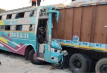वडोदरा बस हादसा, गुजरात सड़क हादसा, वडोदरा जरोद रोड दुर्घटना, स्लीपर बस दुर्घटना, ट्रक बस टक्कर, गुजरात ब्रेकिंग न्यूज, वडोदरा समाचार, सड़क दुर्घटना समाचार, सयाजी अस्पताल वडोदरा, NDRF रेस्क्यू ऑपरेशन, गुजरात हाईवे हादसा, राष्ट्रीय समाचार, सड़क सुरक्षा खबर, वडोदरा जिला समाचार,Vadodara Bus Accident, Gujarat Road Accident, Vadodara Jarod Road Crash, Sleeper Bus Accident, Truck Bus Collision, Gujarat Breaking News, Vadodara News Today, Sayaji Hospital Vadodara, NDRF Rescue Operation, Highway Accident Gujarat, Road Safety News India, National News,वडोदरा सड़क हादसा फोटो, बस दुर्घटना तस्वीर, ट्रक बस टक्कर फोटो, NDRF रेस्क्यू फोटो, गुजरात दुर्घटना स्थल, घायल यात्री अस्पताल, हाईवे दुर्घटना दृश्य, सयाजी अस्पताल तस्वीर,Vadodara Accident Photo, Bus Crash Image, Truck Collision Photo, NDRF Rescue Image, Gujarat Highway Accident, Injured Passengers Hospital, Road Accident Scene, Sayaji Hospital Photo,#VadodaraBusAccident, #GujaratNews, #RoadAccident, #BusCrash, #VadodaraNews, #HighwayAccident, #BreakingNews, #NDRF, #SayajiHospital, #GujaratBreaking, #NationalNews, #RoadSafety, #TruckCollision, #LatestNews, #IndiaNews, #AccidentNews, #GujaratAccident, #TrendingNews, , #BigBreakingNews,