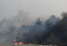 कौशांबी एलपीजी टैंकर आग, कौशांबी हादसा, सिरोही टोल प्लाजा आग, टोल प्लाजा दुर्घटना, एलपीजी टैंकर में आग, कौशांबी ब्रेकिंग न्यूज, कोखराज थाना समाचार, टोलकर्मी झुलसे, यूपी सड़क हादसा, उत्तर प्रदेश दुर्घटना समाचार, गैस टैंकर हादसा, कौशांबी जिला समाचार, टोल प्लाजा फायर न्यूज, दमकल विभाग कार्रवाई, सड़क सुरक्षा समाचार,Kaushambi LPG Tanker Fire, Sirohi Toll Plaza Accident, LPG Tanker Catches Fire, Kaushambi Accident News, Toll Plaza Fire Incident, Uttar Pradesh Breaking News, Kokhraj Police News, Toll Workers Burnt, LPG Leakage Fire, UP Road Accident News, Kaushambi District News, Tanker Fire News, Toll Plaza Accident UP, Fire Brigade Action, Highway Accident News,कौशांबी टैंकर आग फोटो, सिरोही टोल प्लाजा तस्वीर, एलपीजी टैंकर हादसा फोटो, झुलसे टोलकर्मी, कौशांबी आग हादसा, टोल प्लाजा में आग, गैस टैंकर दुर्घटना, पुलिस जांच, दमकल टीम, उत्तर प्रदेश हादसा,Kaushambi Tanker Fire Photo, Sirohi Toll Plaza Image, LPG Tanker Accident Photo, Burnt Toll Workers, Fire at Toll Plaza, Gas Tanker Blaze, UP Accident Image, Police Investigation Photo, Fire Brigade Team, Highway Fire Incident,#Kaushambi, #KaushambiNews, #LPGTankerFire, #TollPlazaAccident, #SirohiTollPlaza, #UPBreakingNews, #UttarPradeshNews, #RoadAccident, #FireIncident, #Kokhraj, #TankerFire, #UPPolice, #FireBrigade, #HighwayNews, #GoogleDiscover, #SEOContent, #BreakingNews, #KaushambiAccident, #DistrictNews, #TrafficAlert,