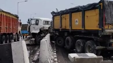 कानपुर, महाराजपुर थाना, सरसौल फ्लाईओवर, कानपुर-प्रयागराज राष्ट्रीय राजमार्ग, सत्यजीत गुप्ता, एनएचएआई, सड़क हादसा, कंटेनर दुर्घटना, ऑटो चालक, उत्तर प्रदेश समाचार, स्थानीय समाचार, दुर्घटना अपडेट,#KanpurAccident, #RoadAccident, #KanpurNews, #UPNews, #HighwayAccident, #Maharajpur, #SarsaulFlyover, #BreakingNews, #TrafficUpdate, #NHAI, #GoogleDiscover, #TrendingNews,Container Auto Accident, Sarsaul Flyover, Roadside Auto, Injured Passengers, Police Rescue Operation, Highway Traffic, Ambulance Service, Kanpur Police, Road Safety, Accident Site,कंटेनर और ऑटो दुर्घटना, सरसौल फ्लाईओवर, सड़क किनारे खड़ा ऑटो, घायल यात्री, पुलिस राहत कार्य, हाईवे ट्रैफिक, एंबुलेंस सेवा, कानपुर पुलिस, सड़क सुरक्षा, दुर्घटना स्थल,Kanpur Road Accident, Maharajpur Accident, Sarsaul Flyover Accident, Auto Container Collision, Kanpur News, Uttar Pradesh Road Accident, Highway Accident India, NHAI News, Maharajpur Police Station, Container Crash, Kanpur Prayagraj Highway, Injured Passengers, Breaking News UP, Traffic Accident News, Local News Kanpur,कानपुर सड़क हादसा, महाराजपुर दुर्घटना, सरसौल फ्लाईओवर हादसा, ऑटो और कंटेनर टक्कर, कानपुर समाचार, सड़क दुर्घटना उत्तर प्रदेश, हाईवे हादसा, एनएचएआई, महाराजपुर थाना, कंटेनर दुर्घटना, कानपुर प्रयागराज हाईवे, घायल यात्री, उत्तर प्रदेश ब्रेकिंग न्यूज, सड़क सुरक्षा समाचार, स्थानीय समाचार कानपुर,