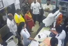 ठाणे डॉक्टर हमला, डॉक्टर से मारपीट, शिवसेना पार्षद रमेश म्हात्रे, ठाणे समाचार, महाराष्ट्र समाचार, डॉक्टर इस्तीफा, शास्त्री नगर अस्पताल, डोंबिवली अस्पताल, NICU विवाद, डॉक्टर सुरक्षा, अस्पताल हिंसा, महाराष्ट्र हेल्थ न्यूज, ठाणे क्राइम न्यूज,Thane Doctor Assault, Doctor Beaten in Hospital, Ramesh Mhatre, Shiv Sena Corporator, Thane News, Maharashtra News, Doctor Resignation, Shastri Nagar Hospital, Dombivli Hospital, NICU Bed Issue, Hospital Violence, Doctor Safety India,Thane Doctor Assault News, Maharashtra Doctor Attack, Doctor Resignation News, Shiv Sena Corporator News, Thane Breaking News, Hospital Violence India, Dombivli News, Doctor Safety News, Maharashtra Health News, Crime News Maharashtra,