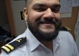 होर्मुज हमला, ईरान हमला भारतीय नाविक मौत, हेरंब करमरकर मौत खबर, भारतीय मरीन इंजीनियर की मौत, ओमान तट जहाज हमला, साइप्रस जहाज हमला, भारतीय नाविक लापता, विदेश मंत्रालय भारत, ईरान युद्ध तनाव, Strait of Hormuz News Hindi,Hormuz Attack News, Iran Attack Indian Sailor Death, Heramb Karmarkar Death, Indian Marine Engineer Killed, Cyprus Flag Ship Attack, GFX Galaxy Ship Attack, Strait of Hormuz Tension, Indian Embassy Oman Update, Iran Maritime Attack, Indian Sailors News,Hormuz attack Indian sailor latest news, Heramb Karmarkar last message, Iran ship attack Oman coast, Indian sailor killed in Iran attack, Strait of Hormuz attack update, GFX Galaxy ship news, India Iran latest news, Oman Indian embassy statement,होर्मुज हमले में भारतीय नाविक हेरंब करमरकर, ओमान तट जहाज हमला, साइप्रस जहाज पर हमला, भारतीय मर्चेंट नेवी अधिकारी, भारत विदेश मंत्रालय बयान,Hormuz Attack Indian Sailor Heramb Karmarkar, Cyprus Flag Ship Attack, Oman Coast Ship Incident, Indian Merchant Navy Officer, India Iran Maritime Tension,होर्मुज जलडमरूमध्य, Strait of Hormuz, ईरान, Iran, ओमान, Oman, भारतीय नाविक, Indian Sailor, हेरंब करमरकर, Heramb Karmarkar, मरीन इंजीनियर, Marine Engineer, साइप्रस जहाज, Cyprus Ship, GFX Galaxy, जहाज हमला, Ship Attack, विदेश मंत्रालय, Ministry of External Affairs, भारत ईरान संबंध, India Iran Relations, समुद्री सुरक्षा, Maritime Security, इंटरनेशनल न्यूज, International News, Breaking News,
