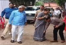 हाथरस CMO वायरल वीडियो, हाथरस मुख्य चिकित्सा अधिकारी, डॉ वेद प्रकाश हाथरस, हाथरस जिला अस्पताल खबर, हाथरस भाजपा विधायक अंजुला सिंह माहौर, प्रेम सिंह कुशवाह भाजपा जिलाध्यक्ष, हाथरस न्यूज आज, उत्तर प्रदेश स्वास्थ्य विभाग खबर, यूपी प्रशासनिक खबर, हाथरस जिला अस्पताल ऑक्सीजन प्लांट, हाथरस ब्रेकिंग न्यूज, यूपी वायरल वीडियो खबर, हाथरस राजनीतिक खबर, उत्तर प्रदेश न्यूज,Hathras CMO viral video, Hathras Chief Medical Officer Dr Ved Prakash, Hathras District Hospital news, BJP MLA Anjula Singh Mahaur Hathras, BJP District President Prem Singh Kushwah, Hathras Uttar Pradesh News, UP health department news, Hathras oxygen plant inauguration, Uttar Pradesh viral video news, Hathras latest news, UP administrative news,Hathras CMO Dr Ved Prakash viral video, CMO touches feet of BJP MLA Hathras, Hathras district hospital viral video, Hathras BJP MLA news, Hathras district president news, Uttar Pradesh government hospital news, UP officer viral video, Hathras breaking news today, Bagla Joint District Hospital Hathras, Hathras oxygen plant system inauguration,,#HathrasNews, #HathrasCMO, #DrVedPrakash, #HathrasDistrictHospital, #UttarPradeshNews, #UPNews, #BJPHathras, #AnjulaSinghMahaur, #PremSinghKushwah, #ViralVideo, #UPHealthDepartment, #BreakingNews, #HathrasBreakingNews, #BaglaHospital, #HathrasLatestNews, #UPAdministrativeNews,