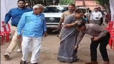 हाथरस CMO वायरल वीडियो, हाथरस मुख्य चिकित्सा अधिकारी, डॉ वेद प्रकाश हाथरस, हाथरस जिला अस्पताल खबर, हाथरस भाजपा विधायक अंजुला सिंह माहौर, प्रेम सिंह कुशवाह भाजपा जिलाध्यक्ष, हाथरस न्यूज आज, उत्तर प्रदेश स्वास्थ्य विभाग खबर, यूपी प्रशासनिक खबर, हाथरस जिला अस्पताल ऑक्सीजन प्लांट, हाथरस ब्रेकिंग न्यूज, यूपी वायरल वीडियो खबर, हाथरस राजनीतिक खबर, उत्तर प्रदेश न्यूज,Hathras CMO viral video, Hathras Chief Medical Officer Dr Ved Prakash, Hathras District Hospital news, BJP MLA Anjula Singh Mahaur Hathras, BJP District President Prem Singh Kushwah, Hathras Uttar Pradesh News, UP health department news, Hathras oxygen plant inauguration, Uttar Pradesh viral video news, Hathras latest news, UP administrative news,Hathras CMO Dr Ved Prakash viral video, CMO touches feet of BJP MLA Hathras, Hathras district hospital viral video, Hathras BJP MLA news, Hathras district president news, Uttar Pradesh government hospital news, UP officer viral video, Hathras breaking news today, Bagla Joint District Hospital Hathras, Hathras oxygen plant system inauguration,,#HathrasNews, #HathrasCMO, #DrVedPrakash, #HathrasDistrictHospital, #UttarPradeshNews, #UPNews, #BJPHathras, #AnjulaSinghMahaur, #PremSinghKushwah, #ViralVideo, #UPHealthDepartment, #BreakingNews, #HathrasBreakingNews, #BaglaHospital, #HathrasLatestNews, #UPAdministrativeNews,