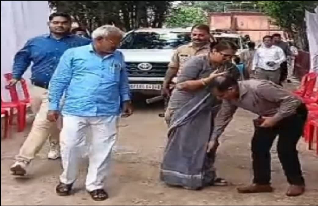 हाथरस CMO वायरल वीडियो, हाथरस मुख्य चिकित्सा अधिकारी, डॉ वेद प्रकाश हाथरस, हाथरस जिला अस्पताल खबर, हाथरस भाजपा विधायक अंजुला सिंह माहौर, प्रेम सिंह कुशवाह भाजपा जिलाध्यक्ष, हाथरस न्यूज आज, उत्तर प्रदेश स्वास्थ्य विभाग खबर, यूपी प्रशासनिक खबर, हाथरस जिला अस्पताल ऑक्सीजन प्लांट, हाथरस ब्रेकिंग न्यूज, यूपी वायरल वीडियो खबर, हाथरस राजनीतिक खबर, उत्तर प्रदेश न्यूज,Hathras CMO viral video, Hathras Chief Medical Officer Dr Ved Prakash, Hathras District Hospital news, BJP MLA Anjula Singh Mahaur Hathras, BJP District President Prem Singh Kushwah, Hathras Uttar Pradesh News, UP health department news, Hathras oxygen plant inauguration, Uttar Pradesh viral video news, Hathras latest news, UP administrative news,Hathras CMO Dr Ved Prakash viral video, CMO touches feet of BJP MLA Hathras, Hathras district hospital viral video, Hathras BJP MLA news, Hathras district president news, Uttar Pradesh government hospital news, UP officer viral video, Hathras breaking news today, Bagla Joint District Hospital Hathras, Hathras oxygen plant system inauguration,,#HathrasNews, #HathrasCMO, #DrVedPrakash, #HathrasDistrictHospital, #UttarPradeshNews, #UPNews, #BJPHathras, #AnjulaSinghMahaur, #PremSinghKushwah, #ViralVideo, #UPHealthDepartment, #BreakingNews, #HathrasBreakingNews, #BaglaHospital, #HathrasLatestNews, #UPAdministrativeNews,