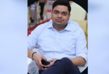 CBI Team Arrest Railway Officer, Varanasi Railway Bribe Case Image, Nitesh Agarwal Railway Officer Arrest, Railway Corruption Investigation,सीबीआई टीम रेलवे अधिकारी को गिरफ्तार करते हुए, वाराणसी रेलवे अधिकारी नितेश अग्रवाल, रिश्वत लेते पकड़े गए रेलवे अफसर, CBI छापेमारी वाराणसी,वाराणसी समाचार, Varanasi News Today, Varanasi Crime News, Banaras Railway News, NER Railway News, Uttar Pradesh Crime News, UP CBI Action, Lucknow CBI News, Railway DRM Office Varanasi,CBI Action Varanasi, Varanasi Crime News, Railway Officer Arrested, Railway Bribe Case, Nitesh Agarwal Arrest, Senior DMM Railway Bribe Case, CBI Trap Case India, Railway Corruption News, North Eastern Railway News, Indian Railways Crime News, CBI Raid Railway,CBI Action Varanasi, वाराणसी CBI कार्रवाई, रेलवे अधिकारी गिरफ्तार, रेलवे रिश्वत मामला, 1.70 लाख रिश्वत केस, नितेश अग्रवाल गिरफ्तार, बनारस रेल मंडल खबर, पूर्वोत्तर रेलवे भ्रष्टाचार, रेलवे घूसखोरी मामला, CBI Raid News, वाराणसी क्राइम न्यूज, यूपी क्राइम न्यूज, रेलवे भ्रष्टाचार खबर,