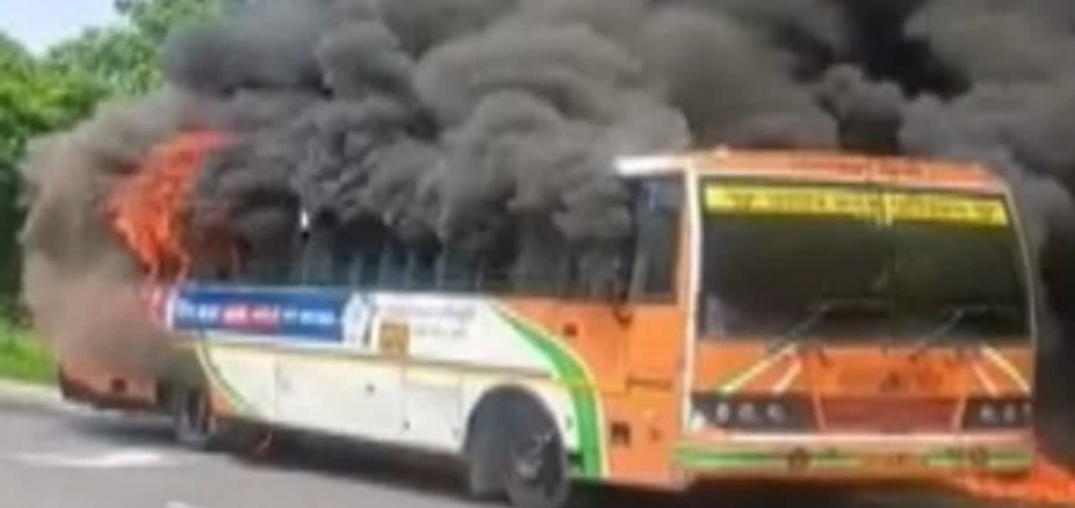 बस्ती बस में आग, Basti Bus Fire News, लखनऊ गोरखपुर हाईवे बस हादसा, UPSRTC बस में आग, रोडवेज बस आग हादसा, बस्ती सड़क हादसा खबर, NH-28 बस फायर न्यूज, उत्तर प्रदेश बस हादसा, चारबाग डिपो बस आग, बस्ती पुलिस खबर, फायर ब्रिगेड कार्रवाई, यूपी रोडवेज न्यूज,Basti Bus Fire News, UPSRTC Bus Fire, Lucknow Gorakhpur Highway Bus Accident, NH 28 Bus Fire, Uttar Pradesh Roadways Bus Fire, UP Roadways Accident News, Basti Latest News, Passenger Safety News, Lucknow To Gorakhpur Bus Incident, UP Police Investigation News,बस्ती में चलती रोडवेज बस में लगी आग, लखनऊ गोरखपुर हाईवे पर जली UPSRTC बस, NH-28 पर बस हादसा, फायर ब्रिगेड बुझाती हुई बस की आग, रोडवेज बस हादसे के बाद मौके पर पुलिस,Basti UPSRTC Bus Fire Accident, Burnt Roadways Bus On NH 28, Lucknow Gorakhpur Highway Bus Fire, Fire Brigade Controlling Bus Fire, UP Roadways Bus Accident Scene,बस्ती बस हादसा, बस्ती जिले की बड़ी खबर, बस्ती रोडवेज बस आग, पुरानी बस्ती थाना खबर, छोटी रूधौली बस हादसा, उत्तर प्रदेश ब्रेकिंग न्यूज, लखनऊ गोरखपुर हाईवे खबर, Basti Uttar Pradesh News, Basti Road Accident News, Basti Police News, UP Transport Department News, Lucknow Gorakhpur Highway Accident,