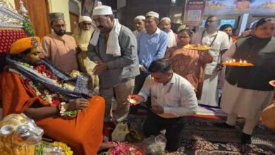 वाराणसी खबर, Varanasi News, काशी गुरु पूर्णिमा, पातालपुरी मठ वाराणसी, मुस्लिमों ने ली गुरु दीक्षा, हिंदू मुस्लिम एकता, गंगा जमुनी तहजीब, वाराणसी धार्मिक समाचार, गुरु पूर्णिमा 2026, सनातन परंपरा, बालकदास महाराज, गाजीपुर मुस्लिम श्रद्धालु, मिर्जापुर समाचार,Varanasi News, Kashi Guru Purnima 2026, Patalpuri Math Varanasi, Muslim People Take Guru Diksha, Hindu Muslim Unity News, Ganga Jamuni Tehzeeb, Guru Diksha Ceremony, Varanasi Religious News, Balak Das Maharaj, Uttar Pradesh News,Muslim people took Guru Diksha in Varanasi, Patalpuri Math Guru Purnima news, Varanasi Hindu Muslim unity, Kashi latest news, Guru Purnima 2026 Varanasi, Ganga Jamuni Tehzeeb story,Patalpuri Math Varanasi Guru Diksha, Muslim Devotees Guru Purnima, Hindu Muslim Unity Varanasi, Ganga Jamuni Tehzeeb India, Kashi Religious Ceremony,वाराणसी पातालपुरी मठ में गुरु दीक्षा, मुस्लिम श्रद्धालु गुरु पूर्णिमा, हिंदू मुस्लिम एकता की तस्वीर, काशी में गंगा जमुनी तहजीब, बालकदास महाराज आशीर्वाद,