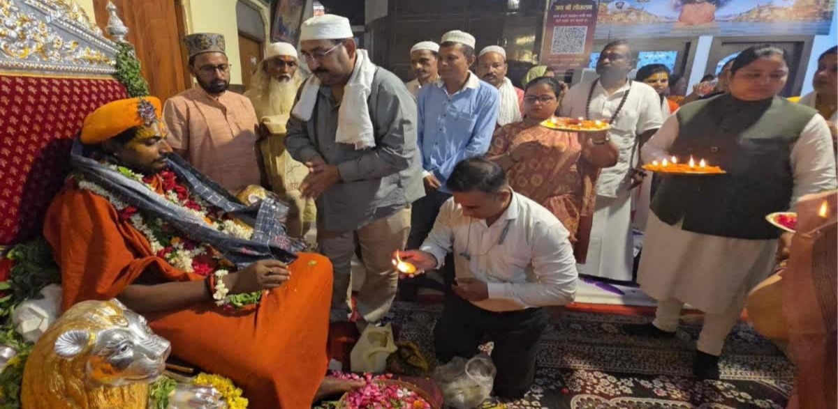 वाराणसी खबर, Varanasi News, काशी गुरु पूर्णिमा, पातालपुरी मठ वाराणसी, मुस्लिमों ने ली गुरु दीक्षा, हिंदू मुस्लिम एकता, गंगा जमुनी तहजीब, वाराणसी धार्मिक समाचार, गुरु पूर्णिमा 2026, सनातन परंपरा, बालकदास महाराज, गाजीपुर मुस्लिम श्रद्धालु, मिर्जापुर समाचार,Varanasi News, Kashi Guru Purnima 2026, Patalpuri Math Varanasi, Muslim People Take Guru Diksha, Hindu Muslim Unity News, Ganga Jamuni Tehzeeb, Guru Diksha Ceremony, Varanasi Religious News, Balak Das Maharaj, Uttar Pradesh News,Muslim people took Guru Diksha in Varanasi, Patalpuri Math Guru Purnima news, Varanasi Hindu Muslim unity, Kashi latest news, Guru Purnima 2026 Varanasi, Ganga Jamuni Tehzeeb story,Patalpuri Math Varanasi Guru Diksha, Muslim Devotees Guru Purnima, Hindu Muslim Unity Varanasi, Ganga Jamuni Tehzeeb India, Kashi Religious Ceremony,वाराणसी पातालपुरी मठ में गुरु दीक्षा, मुस्लिम श्रद्धालु गुरु पूर्णिमा, हिंदू मुस्लिम एकता की तस्वीर, काशी में गंगा जमुनी तहजीब, बालकदास महाराज आशीर्वाद,