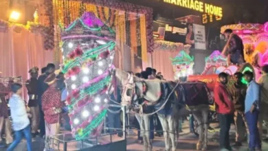 #AgraNews #UttarPradesh #AgraPolice #WeddingNews #Baraat #ValmikiSamaj #UPNews #BreakingNews #Fatehabad #HindiNews #GoogleDiscover #UPCrimeNews #AgraLatestNews,Agra News Today, Uttar Pradesh Breaking News, Agra Wedding Dispute, Valmiki Baraat News, UP Police News, Fatehabad Agra, Wedding Procession Controversy, Hindi News, Latest UP News,,आगरा बरात विवाद, वाल्मीकि समाज बरात, पुलिस सुरक्षा में बरात, दूल्हा घोड़ी पर, आगरा पुलिस, शादी समारोह विवाद,Agra Baraat Dispute, Valmiki Wedding Procession, Police Security Wedding, Groom On Horse, Agra Police, Wedding Controversy,Agra News, Agra Wedding Dispute, Valmiki Baraat Stopped, Uttar Pradesh News, Agra Police, Fatehabad Agra News, Wedding Procession Dispute, Police Security Wedding, UP Crime News, Agra Latest News,आगरा समाचार, Agra News, फतेहाबाद आगरा, वाल्मीकि बरात विवाद, बरात रोकने का मामला, उत्तर प्रदेश समाचार, यूपी पुलिस, आगरा पुलिस, शादी विवाद, ब्राह्मण बस्ती विवाद, गांव में तनाव, पुलिस सुरक्षा में शादी, आगरा लेटेस्ट न्यूज,