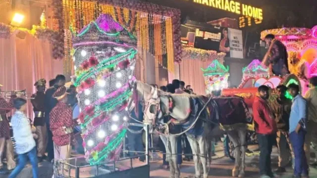 #AgraNews #UttarPradesh #AgraPolice #WeddingNews #Baraat #ValmikiSamaj #UPNews #BreakingNews #Fatehabad #HindiNews #GoogleDiscover #UPCrimeNews #AgraLatestNews,Agra News Today, Uttar Pradesh Breaking News, Agra Wedding Dispute, Valmiki Baraat News, UP Police News, Fatehabad Agra, Wedding Procession Controversy, Hindi News, Latest UP News,,आगरा बरात विवाद, वाल्मीकि समाज बरात, पुलिस सुरक्षा में बरात, दूल्हा घोड़ी पर, आगरा पुलिस, शादी समारोह विवाद,Agra Baraat Dispute, Valmiki Wedding Procession, Police Security Wedding, Groom On Horse, Agra Police, Wedding Controversy,Agra News, Agra Wedding Dispute, Valmiki Baraat Stopped, Uttar Pradesh News, Agra Police, Fatehabad Agra News, Wedding Procession Dispute, Police Security Wedding, UP Crime News, Agra Latest News,आगरा समाचार, Agra News, फतेहाबाद आगरा, वाल्मीकि बरात विवाद, बरात रोकने का मामला, उत्तर प्रदेश समाचार, यूपी पुलिस, आगरा पुलिस, शादी विवाद, ब्राह्मण बस्ती विवाद, गांव में तनाव, पुलिस सुरक्षा में शादी, आगरा लेटेस्ट न्यूज,