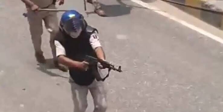 सिवान न्यूज, बिहार बंद हिंसा, सिवान हिंसा मामला, AK-47 फायरिंग सिवान, सिवान पुलिस कार्रवाई, बिहार पुलिस, अभिषेक कुमार पटेल सस्पेंड, सिवान वायरल वीडियो, बिहार लेटेस्ट न्यूज, पुलिस विभागीय जांच,Siwan News, Bihar Bandh Violence, Siwan AK47 Firing, Bihar Police Action, Police Constable Suspended, Siwan Viral Video, Abhishek Kumar Patel, Bihar Latest News, Law and Order News India,Siwan AK47 Firing Case, Bihar Bandh Violence News, Siwan Police Constable Suspended, Abhishek Kumar Patel News, Bihar Police Action, Siwan Viral Video, JP Chowk Violence, Bihar Latest News, Siwan News Today, Bihar,#Siwan #SiwanNews #BiharNews #BiharBandh #AK47Firing #BiharPolice #PoliceAction #LawAndOrder #BreakingNews #BiharViolence #IndiaNews #राष्ट्रीयप्रस्तावना #सिवान #बिहार #बिहारबंद #पुलिसकार्रवाई #हिंसामामला #लेटेस्टन्यूज,