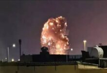 अमेरिका ईरान युद्ध, ईरान पर अमेरिकी हमला, Iran News Hindi, अमेरिका ईरान संघर्ष, बंदर अब्बास हमला, होर्मुज जलडमरूमध्य, अमेरिकी एयरस्ट्राइक, ईरान एयरपोर्ट हमला, ईरान रेलवे स्टेशन हमला, US Iran Conflict, तेहरान समाचार, अंतरराष्ट्रीय खबर, विदेश समाचार, मध्य पूर्व संकट, ईरान युद्ध अपडेट, होर्मोजगान प्रांतIran News, US Airstrikes on Iran, America Iran Conflict, Bandar Abbas Attack, Strait of Hormuz, US Iran War, Iran Airstrike, Middle East Crisis, CENTCOM, Iran Military Targets, Tehran News, International News, Breaking News, Hormuz Attack, US Military Operation, Iran Conflict 2026, अमेरिका रक्षा समाचार,अमेरिका ईरान हमला, बंदर अब्बास, होर्मुज जलडमरूमध्य, ईरान एयरस्ट्राइक, अमेरिकी लड़ाकू विमान, ईरान युद्ध, तेहरान, Iran News Today, US Airstrikes on Iran, America Iran War, Bandar Abbas Attack, Strait of Hormuz News, Middle East Breaking News, Iran Conflict 2026, Tehran News, CENTCOM Statement, International War News,अंतरराष्ट्रीय समाचार,#IranNews #USIranConflict #USAirstrikes #BandarAbbas #StraitOfHormuz #MiddleEast #Tehran #CENTCOM #BreakingNews #InternationalNews #WorldNews #IranWar #AmericaNews #DefenseNews #Geopolitics