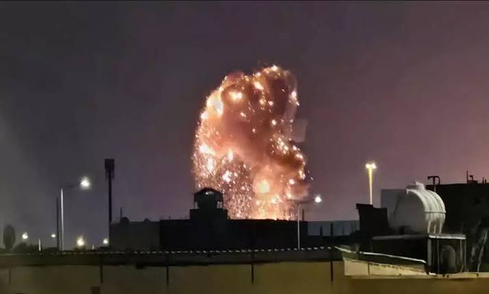 अमेरिका ईरान युद्ध, ईरान पर अमेरिकी हमला, Iran News Hindi, अमेरिका ईरान संघर्ष, बंदर अब्बास हमला, होर्मुज जलडमरूमध्य, अमेरिकी एयरस्ट्राइक, ईरान एयरपोर्ट हमला, ईरान रेलवे स्टेशन हमला, US Iran Conflict, तेहरान समाचार, अंतरराष्ट्रीय खबर, विदेश समाचार, मध्य पूर्व संकट, ईरान युद्ध अपडेट, होर्मोजगान प्रांतIran News, US Airstrikes on Iran, America Iran Conflict, Bandar Abbas Attack, Strait of Hormuz, US Iran War, Iran Airstrike, Middle East Crisis, CENTCOM, Iran Military Targets, Tehran News, International News, Breaking News, Hormuz Attack, US Military Operation, Iran Conflict 2026, अमेरिका रक्षा समाचार,अमेरिका ईरान हमला, बंदर अब्बास, होर्मुज जलडमरूमध्य, ईरान एयरस्ट्राइक, अमेरिकी लड़ाकू विमान, ईरान युद्ध, तेहरान, Iran News Today, US Airstrikes on Iran, America Iran War, Bandar Abbas Attack, Strait of Hormuz News, Middle East Breaking News, Iran Conflict 2026, Tehran News, CENTCOM Statement, International War News,अंतरराष्ट्रीय समाचार,#IranNews #USIranConflict #USAirstrikes #BandarAbbas #StraitOfHormuz #MiddleEast #Tehran #CENTCOM #BreakingNews #InternationalNews #WorldNews #IranWar #AmericaNews #DefenseNews #Geopolitics