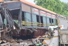 Hathras Bus Accident, Hathras Road Accident, Sikandra Rao Bus Accident, Farrukhabad Delhi Roadways Bus Accident, UP Road Accident News, Uttar Pradesh Bus Truck Collision, Roadways Bus Accident Today, Hathras Latest News, UP Breaking News, Aligarh Referral Injured Passengers,हाथरस सड़क हादसा, हाथरस बस दुर्घटना, सिकंदराराऊ बस हादसा, फर्रुखाबाद दिल्ली रोडवेज बस हादसा, यूपी रोड एक्सीडेंट, हाथरस ट्रक बस टक्कर, उत्तर प्रदेश सड़क दुर्घटना खबर, रोडवेज बस हादसा, हाथरस पुलिस, अलीगढ़ रेफर घायल यात्री,#HathrasBusAccident, #HathrasNews, #UPRoadAccident, #RoadwaysBusAccident, #SikandraRao, #UttarPradeshNews, #FarrukhabadNews, #DelhiBusRoute, #AligarhNews, #UPBreakingNews, #RoadAccidentNews, #HathrasPolice,