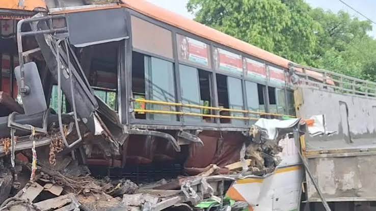Hathras Bus Accident, Hathras Road Accident, Sikandra Rao Bus Accident, Farrukhabad Delhi Roadways Bus Accident, UP Road Accident News, Uttar Pradesh Bus Truck Collision, Roadways Bus Accident Today, Hathras Latest News, UP Breaking News, Aligarh Referral Injured Passengers,हाथरस सड़क हादसा, हाथरस बस दुर्घटना, सिकंदराराऊ बस हादसा, फर्रुखाबाद दिल्ली रोडवेज बस हादसा, यूपी रोड एक्सीडेंट, हाथरस ट्रक बस टक्कर, उत्तर प्रदेश सड़क दुर्घटना खबर, रोडवेज बस हादसा, हाथरस पुलिस, अलीगढ़ रेफर घायल यात्री,#HathrasBusAccident, #HathrasNews, #UPRoadAccident, #RoadwaysBusAccident, #SikandraRao, #UttarPradeshNews, #FarrukhabadNews, #DelhiBusRoute, #AligarhNews, #UPBreakingNews, #RoadAccidentNews, #HathrasPolice,