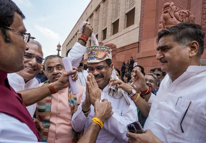 #DharmendraPradhan #NEETPaperLeak #EducationMinister #ParliamentNews #BJPGovernment #PrahladJoshi #PaperLeakCase #IndianPolitics #NewDelhi #BreakingNews #धर्मेंद्रप्रधान #पेपरलीक #नीटविवाद #संसदसमाचार #शिक्षामंत्रालय,Why Dharmendra Pradhan Resigned, Dharmendra Pradhan Latest News, Dharmendra Pradhan Parliament Update, NEET Paper Leak Latest News, BJP Welcome Dharmendra Pradhan, Prahlad Joshi Education Minister,धर्मेंद्र प्रधान ने इस्तीफा क्यों दिया, धर्मेंद्र प्रधान आज की खबर, धर्मेंद्र प्रधान संसद वीडियो, NEET पेपर लीक विवाद लेटेस्ट न्यूज, बीजेपी सांसदों ने धर्मेंद्र प्रधान का स्वागत क्यों किया, प्रह्लाद जोशी शिक्षा मंत्री,Dharmendra Pradhan Parliament Photo, BJP MPs Welcome Dharmendra Pradhan, Education Minister Resignation, Paper Leak Controversy, NEET Protest,